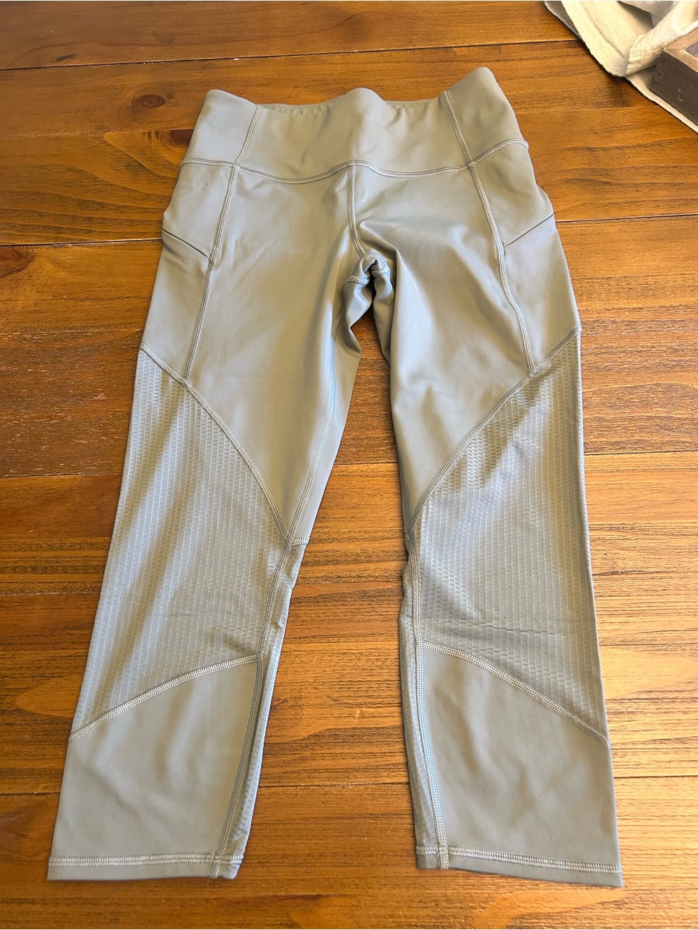 Athleta Mesh Contender Capri Leggings